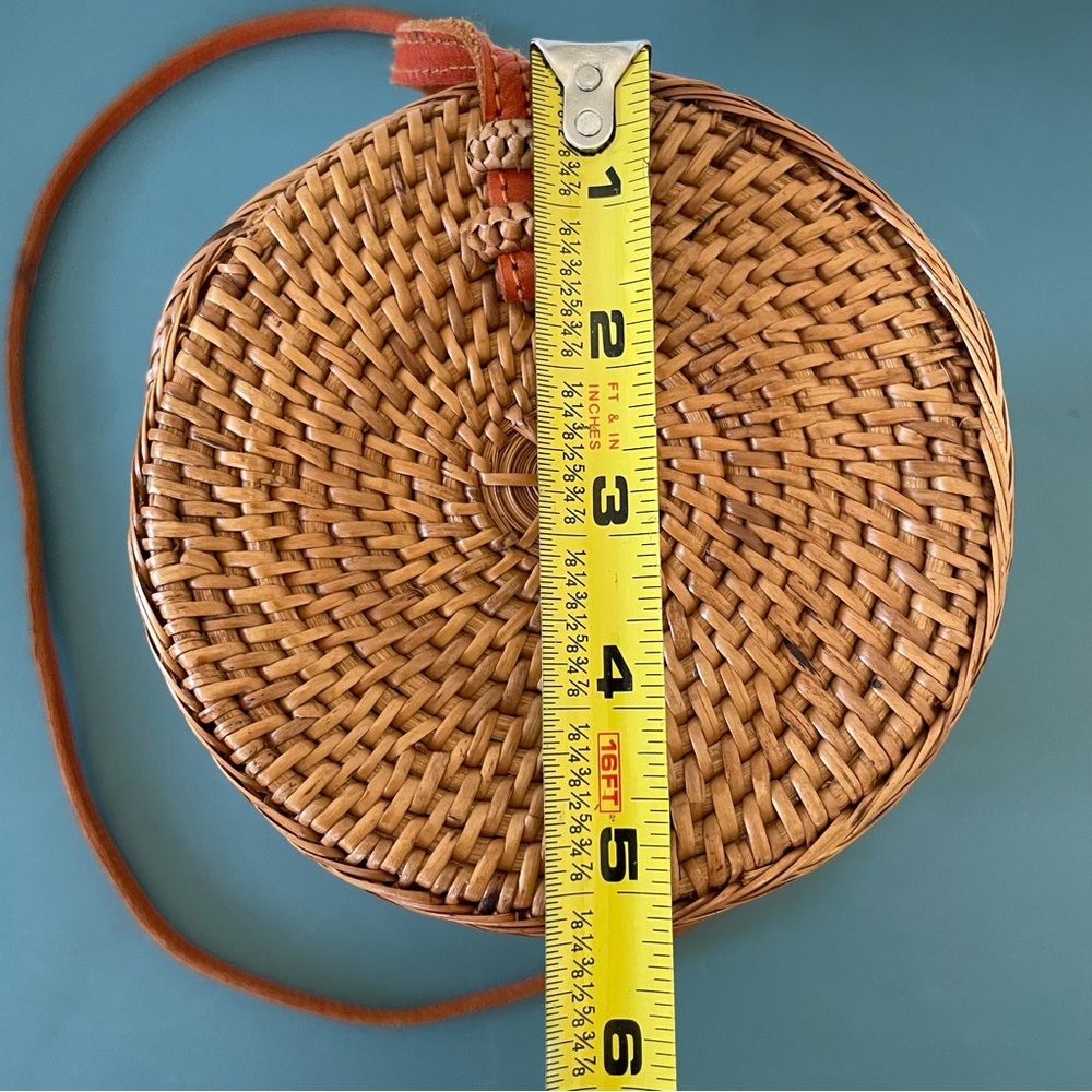Rattan Wicker Woven Crossbody Bag Cognac Brown Oval cylinder shape leather strap - Picture 11 of 13